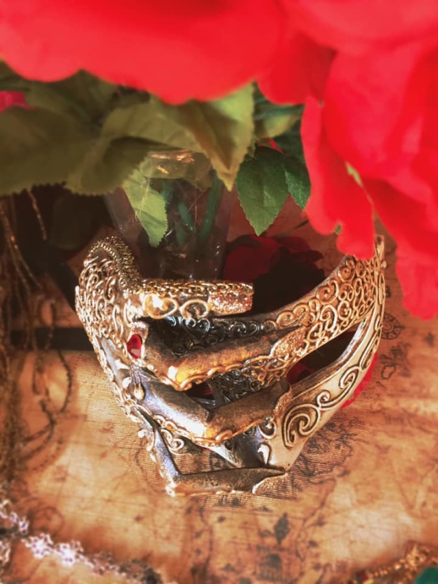 ベネチアンマスク Ventaglio Lux Rosso Venetian Volto Ventaglio Luxe Fan Mask – Red – Visions of Venice